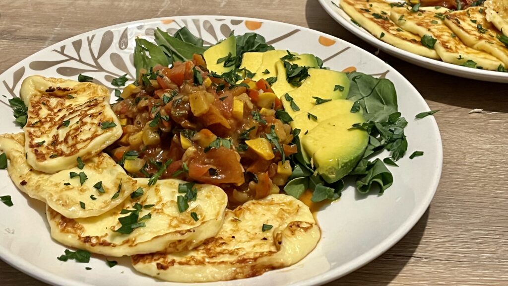 Ragú de tomate con queso asado