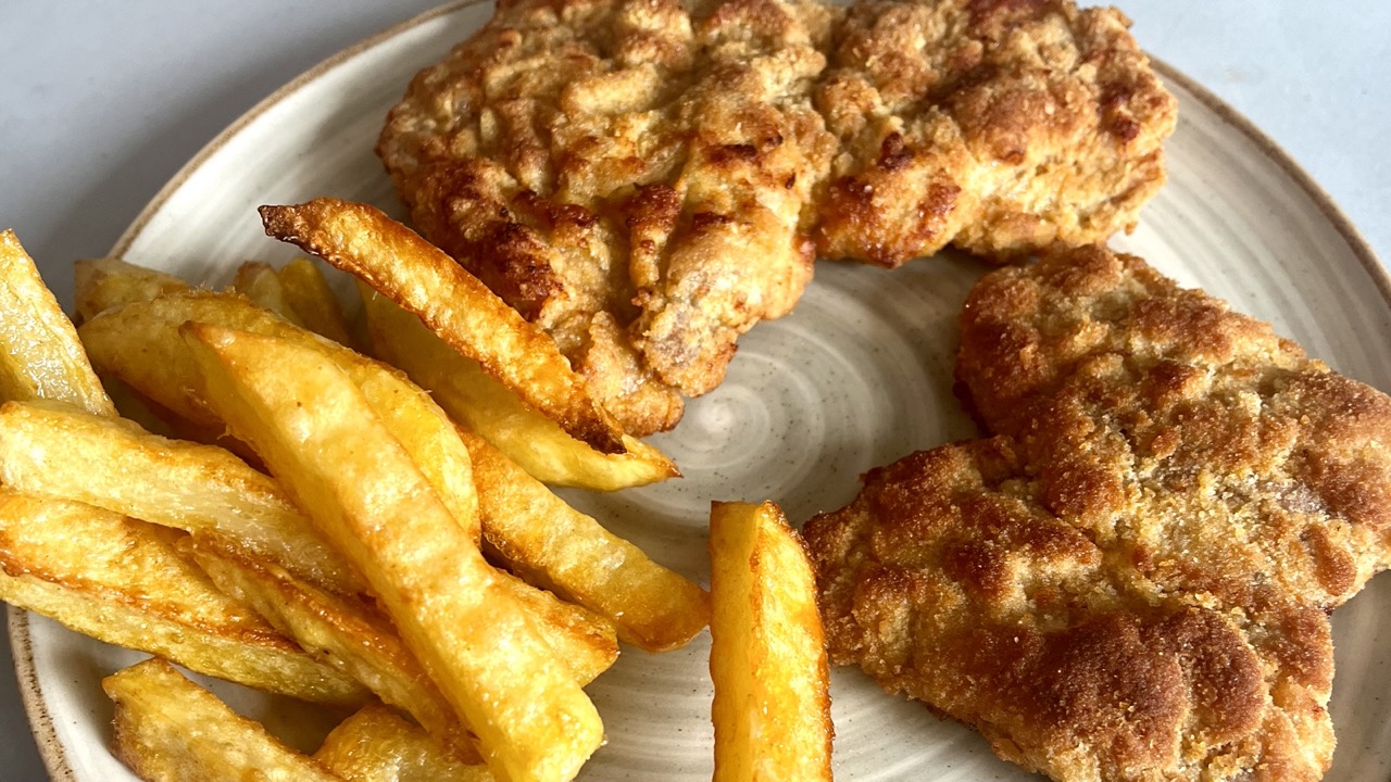 Milanesa de cerdo con papas al horno